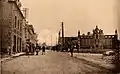 Cléder : la route de Plouescat et le monument aux morts vers 1925 (carte postale).