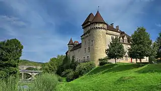 Le château au bord de la Loue.