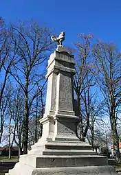 Le monument aux morts surmonté d'un coq.