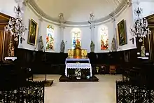 Clôture à balustres du chœur et tabernacle.