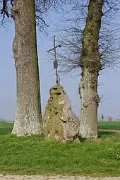 Clairy-Saulchoix, menhir du Calvaire.