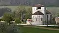 L'église au flanc du vallon.