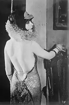 La It girl Clara Bow dans l'une des premières robes dos nu des années 1920.