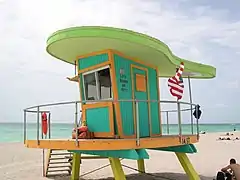 Cabine de secouriste sur la plage.