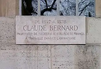 Plaque en hommage à Claude Bernard.