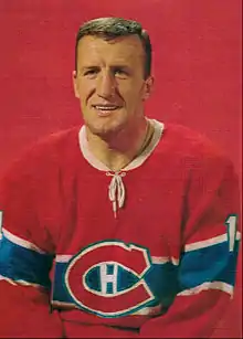 photographie en couleur de Provost avec le maillot rouge des Canadiens de Montréal