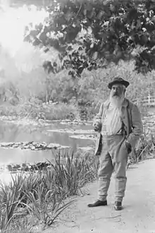 Claude Monet devant le bassin aux nymphéas à Giverny.