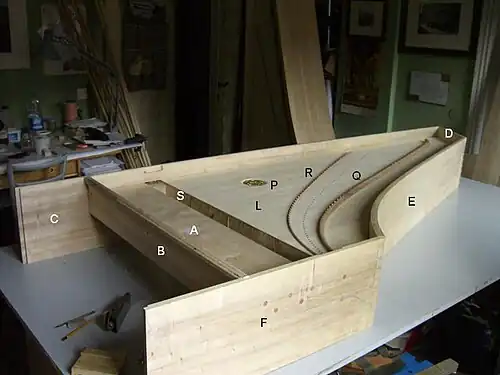 structure en bois brut de la caisse d'une copie de clavecin de Pascal Taskin, en cours de construction, vue de dessus
