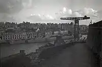 Le centre-ville vu de la rive droite (1944), on distingue au fond le pont tournant détruit.