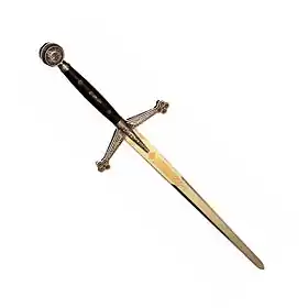 Une épée avec une lame large et une longue poignée conçue pour être tenue à deux mains.
