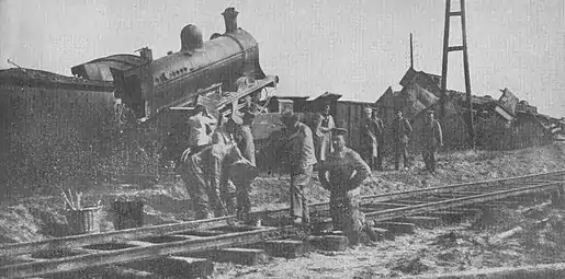 Une type 30 (à gauche) et une Type 32 ou 32S (à droite) deraillées après avoir été lancées sans conducteur en 1914.