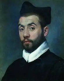 Portrait noir et blanc. Homme jeune en buste avec bicorne, moustache et barbe noires, sourcils arqués, yeux pénétrants.