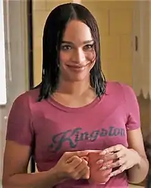 Description de l'image Cleopatra Coleman in White Famous Episode 2.jpg.