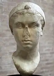 Buste de Cléopâtre VII, milieu du Ier siècle avant notre ère, Musées du Vatican, Musée grégorien profane, montrant Cléopâtre avec une coiffure de « melon » et un diadème royal hellénistique porté au-dessus de sa tête.