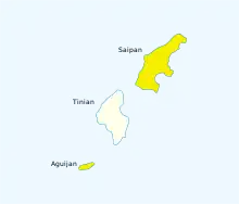 Carte avec trois îles s'étalant du nord au sud. Les îles de Saipan et Aguijan sont à l'extrémité sud de la chaîne