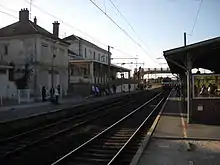 Le quai direction Paris avec les bâtiments et la passerelle.