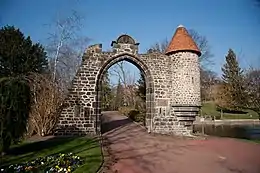 Le porche du château de Bien-Assis avec sa tourelle d'angle