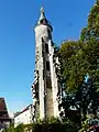 La statue de la Vierge en haut de la tour en ruines.