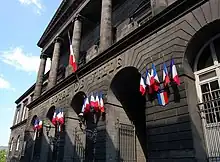 Une partie de la façade de l'hôtel de ville de Clermont-Ferrand