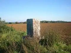 Borne au point culminant de la commune au lieu-dit du Télégraphe (162 mètres).