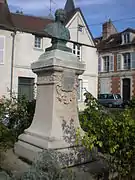 Buste de César François Cassini de Thury, place Henri-Dunant.