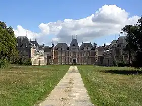 Le château de Clermont (1643-1649), au Cellier (Loire-Atlantique), présente les grandes caractéristiques du style Louis XIII.