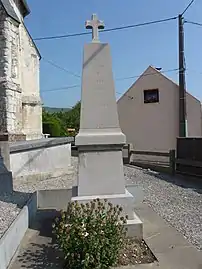 Le monument aux morts, la stèle.