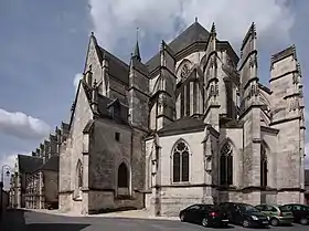 Vue d'un édifice religieux au toit couvert d'ardoise.