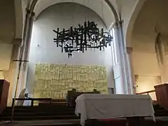L'autel, le lustre et le bas relief de Saint-Vincent-de-Paul.