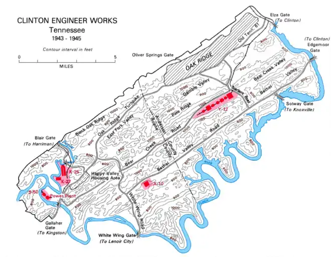 Carte du site d'Oak Ridge. Il y a une rivière au sud et une ville au nord.