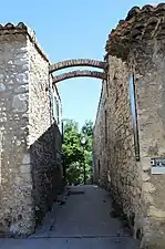 Ruelle avec arceaux non bâtis.