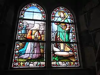 Vitrail représentant une paludière agenouillée devant sainte Catherine.