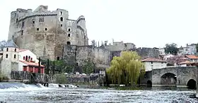 Pont de la Vallée sur la Sèvre nantaise et le château de Clisson