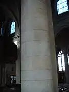 Colonne en pierre de Caen (pilier restauré, refait entièrement).
