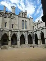 Vue du cloître de la cathédrale Saint-Nazaire de Béziers
