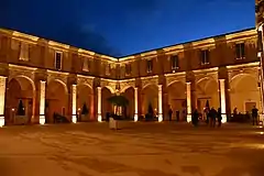 Cloître du couvent des Jacobins de nuit