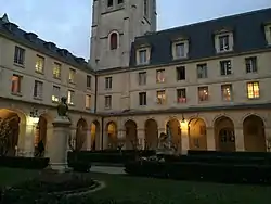 De gauche à droite : le cloître du lycée Henri-IV, le lycée Pierre-de-Fermat, le lycée Fustel-de-Coulanges.