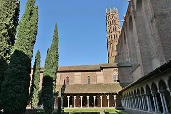 Le cloître (14e s.) et le clocher (13e s.).
