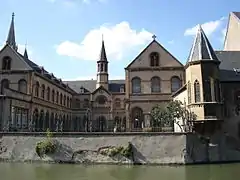 Le cloître Sainte-Constance, avec à gauche les vestiges de l'hôtel du Passetemps