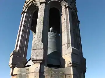 Ancienne cloche de l'horloge située au sommet du clocher.