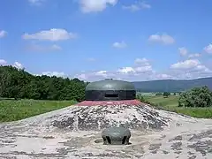 Cloche VDP du bloc 4 de l'ouvrage de Schœnenbourg (la petite cloche du premier plan protège une aération du bloc).