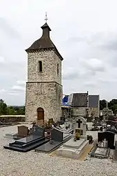 Chapelle de Rosquelfen : clocher et cimetière.