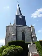 Clocher et monument aux morts.