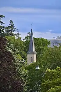 Le clocher et le drapeau Pregnote-Chambésien.