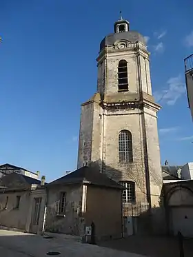 Le clocher Saint-Jean domine l'évêché de La Rochelle.