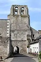 Photographie en couleurs du clocher découronné d'une église.