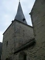 Le clocher conique à la base et se terminant en pyramide.