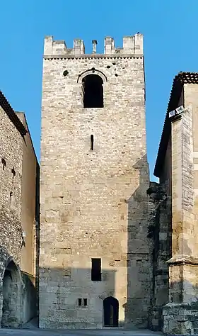 Le clocher de Théodardvu de la cour de la Madeleine