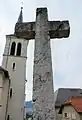 Clocher de l'église Saint-Maurice et croix en pierre de 1705.