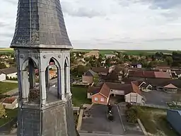 Gros plan sur le clocher de l'église.